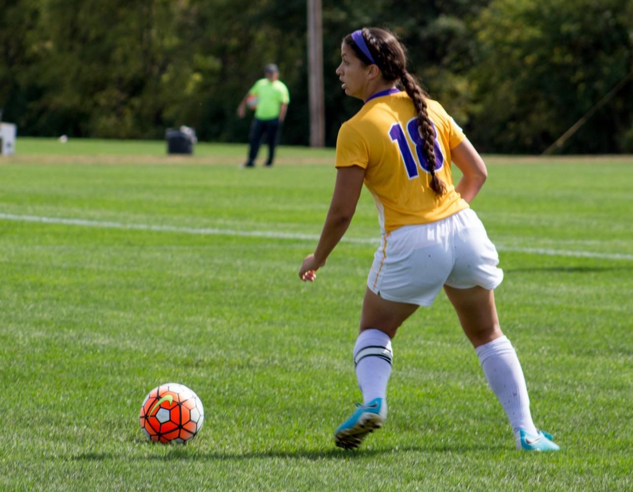 Kelsey Hansen (18) scans the field for her next move.