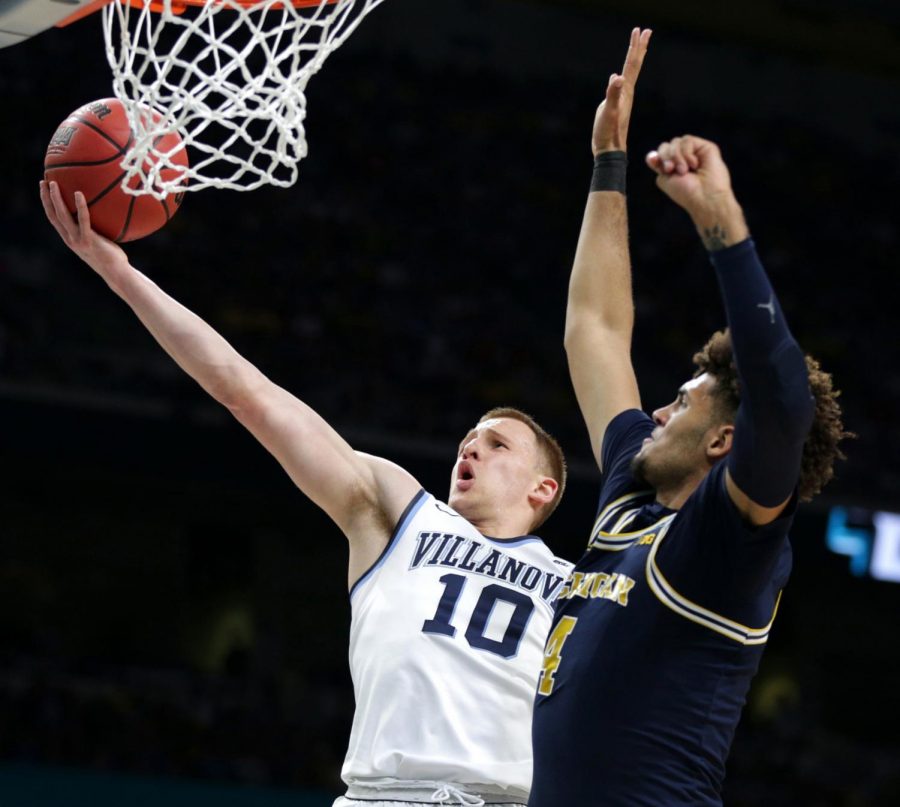 Villanovas Donte DiVincenzo (10) reaches fair to score against Michigans Isaiah Livers (4) during the National Championship.