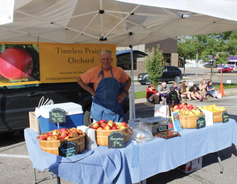 College Hill hosts weekly farmers market