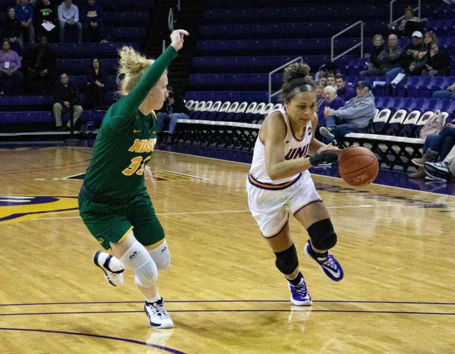 Womens basketball starts off season 2-0