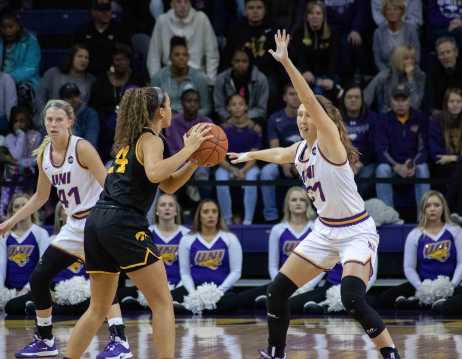 Womens basketball defeats Mizzou & Iowa, advance to 4-0