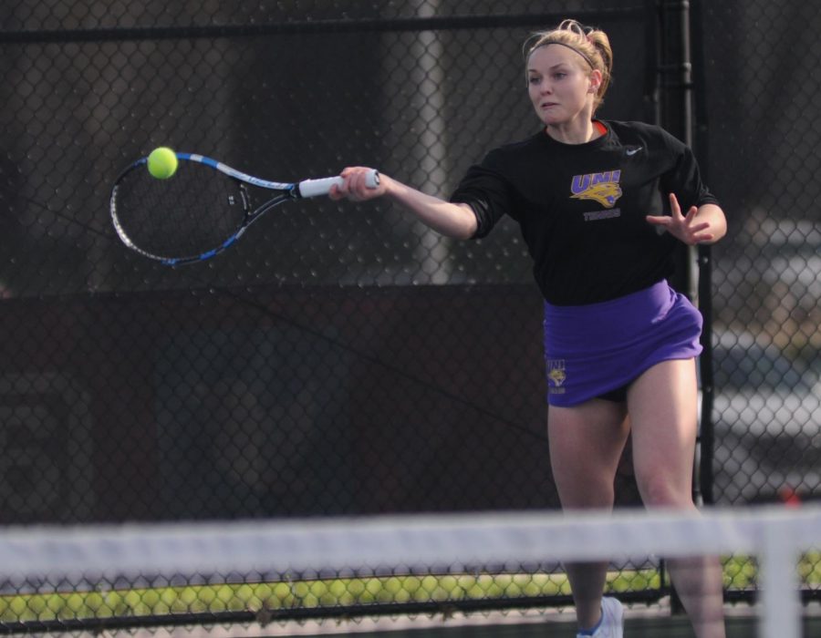 Tennis splits matches at home against Milwaukee, Gustavus