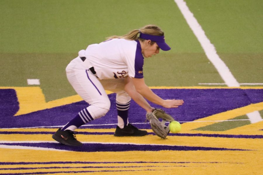 UNIs softball team split their four game series over the weekend with Kansas and South Dakota State. 