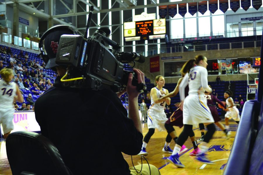 Los estudiantes involucrados con el equipo de ESPN son entrenados para operar las cámaras para las transmisiones en ESPN.