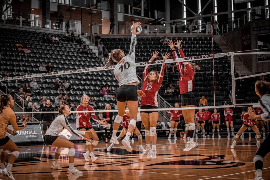 Emily+Holterhaus+%2810%29+recorded+her+1%2C000th+career+kill+during+UNIs+3-1+victory+over+Missouri+State+this+past+Friday.+The+Panthers+have+won+10+of+their+last+11+matches.+