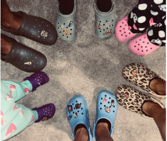 La familia de García con sus Crocs. 