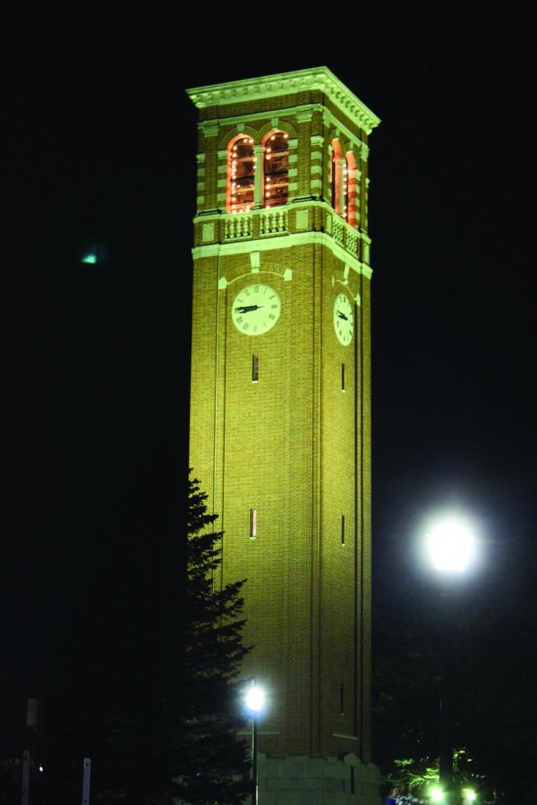 During+campaniling%2C+students+gather+around+and+kiss+someone+at+midnight+as+the+bells+ring.+The+tradition+began+in+the+1920s%2C+shortly+after+the+campanile+was+installed.+