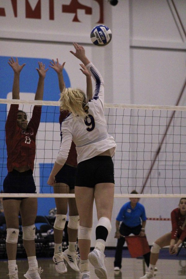 Kira Fallert (9) had a standout performance in the 3-1 win over Illinois State, finishing with a season-best 20 kills. 