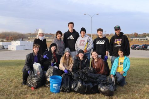 Participants gathered for a photo after trash gathering. 