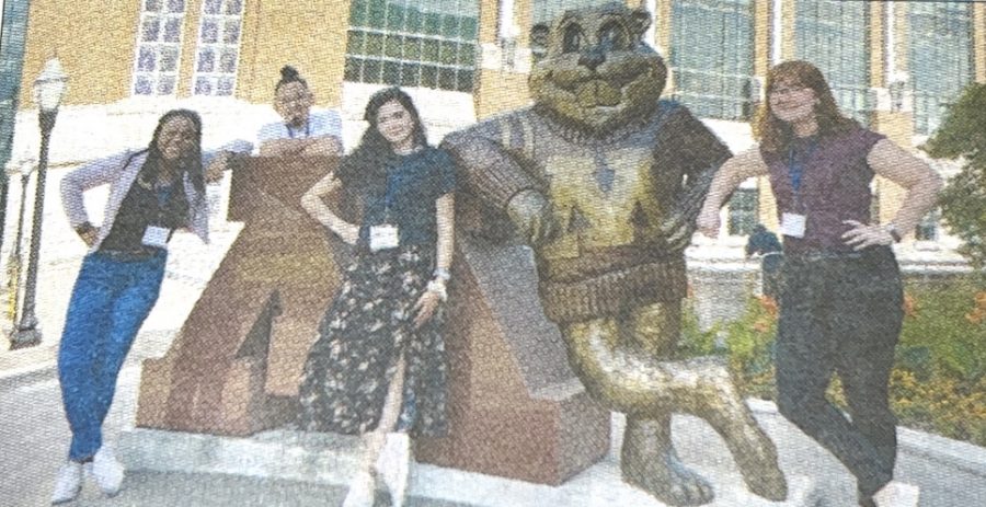 El equipo del Northern Iowan en la conferencia de periodismo colegial en la Universidad de Minnesota en el verano de 2022. De derecha a izquierda: Diamond Roundtree, Nixson Benítez, Mayra Villanueva, Mallory Schmitz.