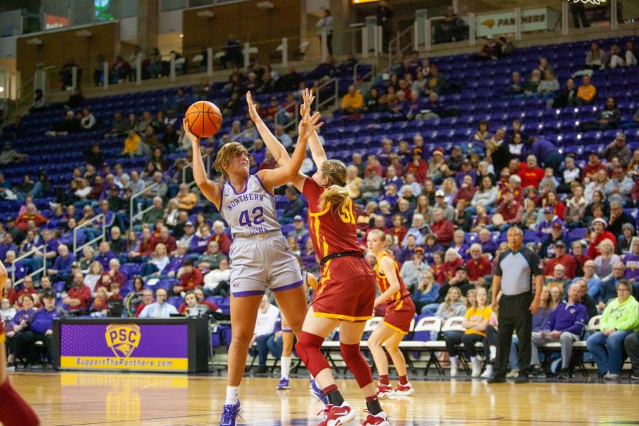 Grace+Boffeli+%2842%29+led+the+way+for+UNI+in+both+scoring+and+rebounding+in+the+win+over+Bradley%2C+finishing+with+17+points+and+seven+rebounds.