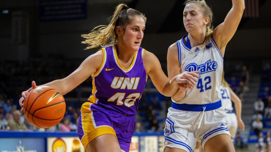 Grace+Boffeli+%2842%29+drives+to+the+basket.+Boffeli+secured+another+double-double+in+the+win+over+Evansville%2C+finishing+with+17+points+and+10+rebounds.+Boffeli+has+now+finished+with+a+double-double+in+four+of+UNIs+last+five+games.+
