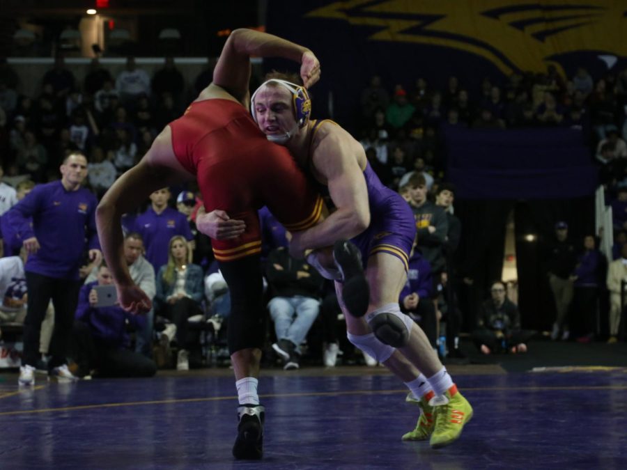 Parker Keckeisen continued his winning ways on Saturday, winning by tech fall 22-6. 