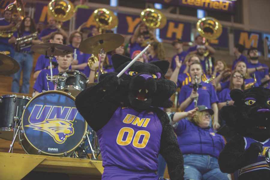 La banda de ámino estan orgullosos por poder ir a los torneos se basquetbol. 