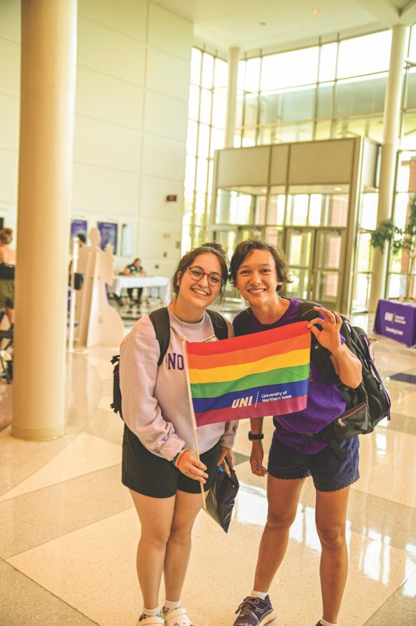 En plan estratégico para el 2023-2029 incluye crear más oportunidades equitativas, diversas e inclusivas para los estudiantes fuera y dentro del salón. La imagen arriba representa dos estudiantes participando en UNIs Rainbow Reception que sucedió en agosto-un celebración de estudiantes LGBTQ+-una parte de la diversa población de estudiantes. 