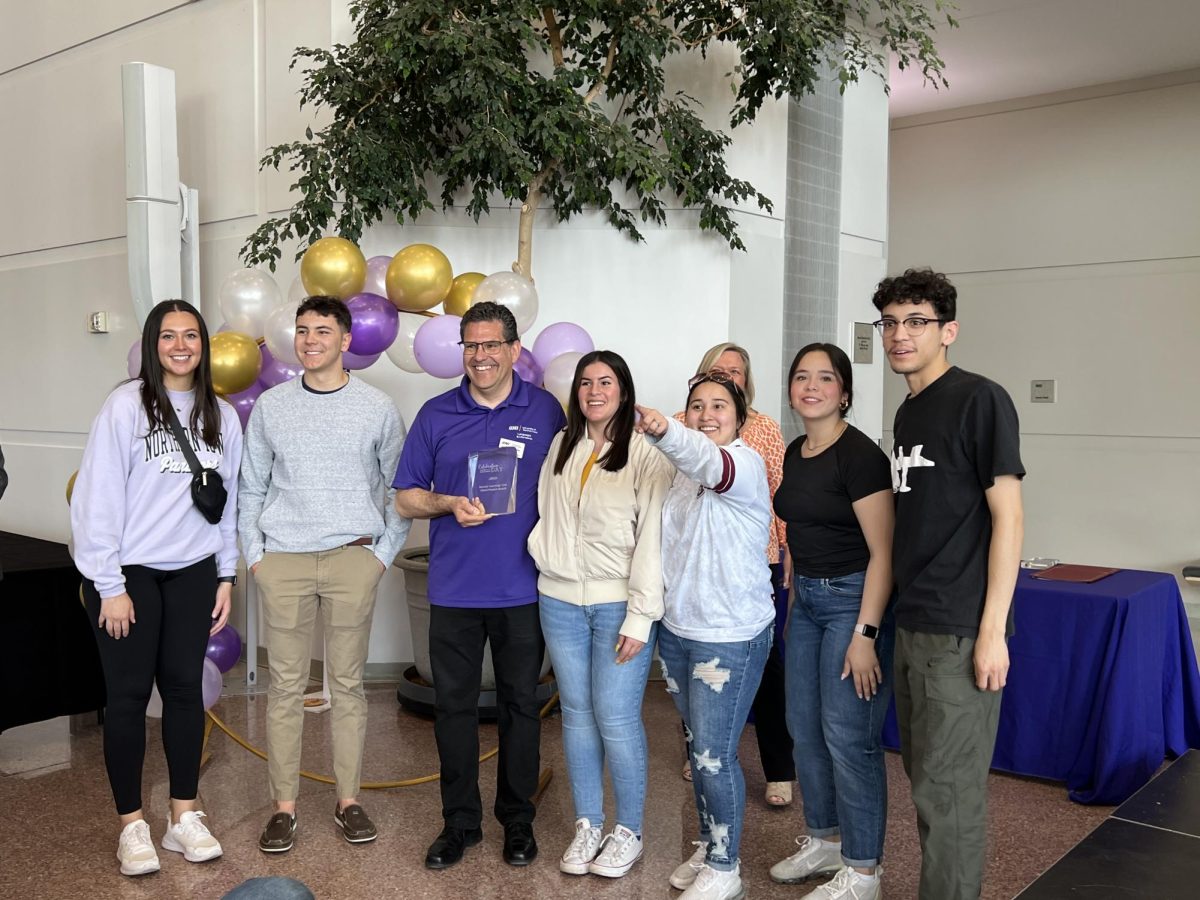 Dr. Castillo, Karina Ortiz y los estudiantes del curso de Traducción para Hablantes de Herencia fueron orgullosos por ganar el premio.