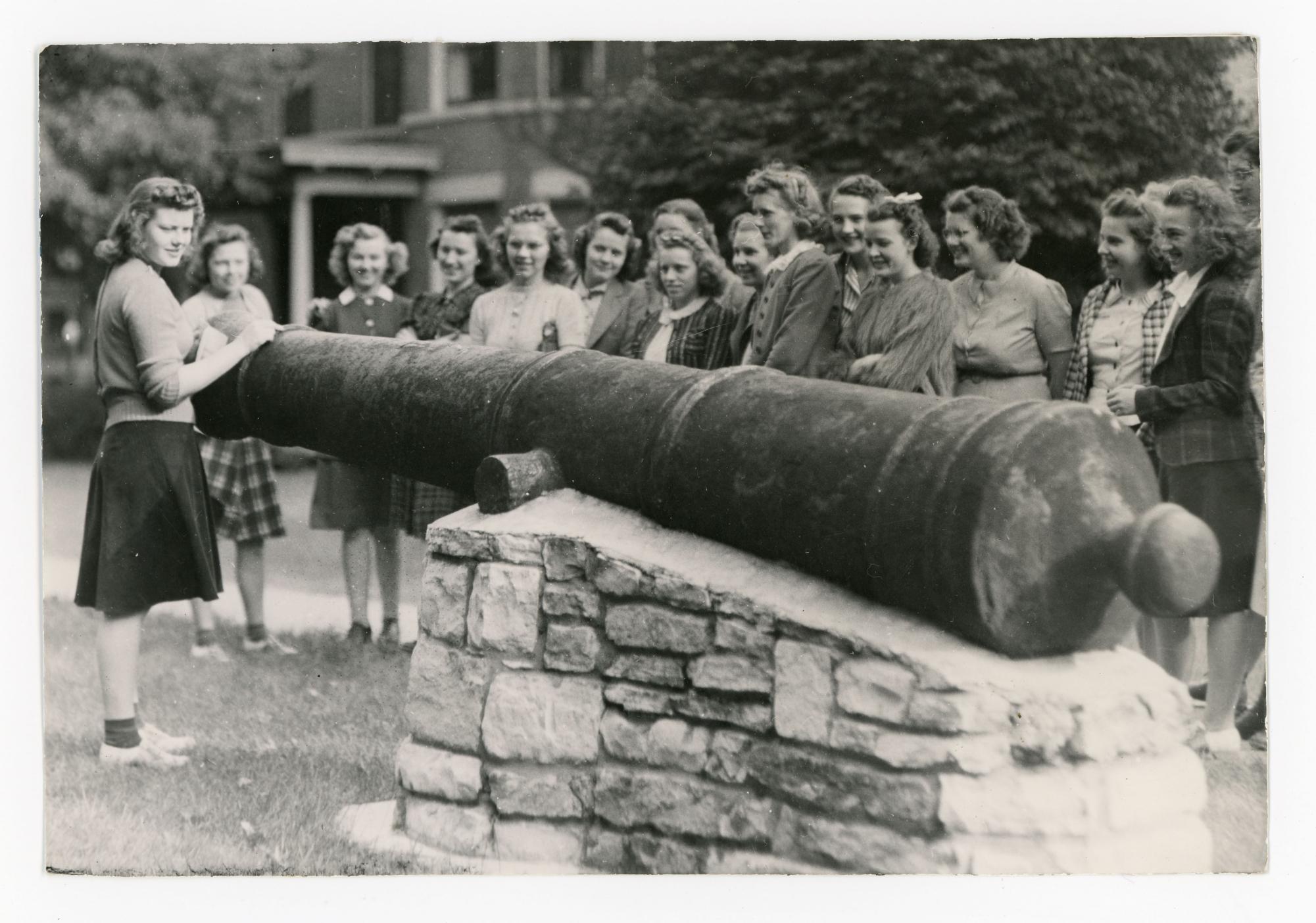 Former UNI students admire one of the cannons in front of Lang Hall. 

Photo courtesy of UNI Special Collections