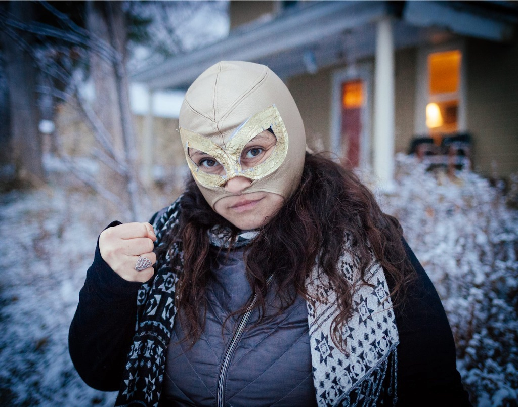 La artista Miriam Alarcón Avila hace una demostración de fortalecimiento
con una máscara de luchador.