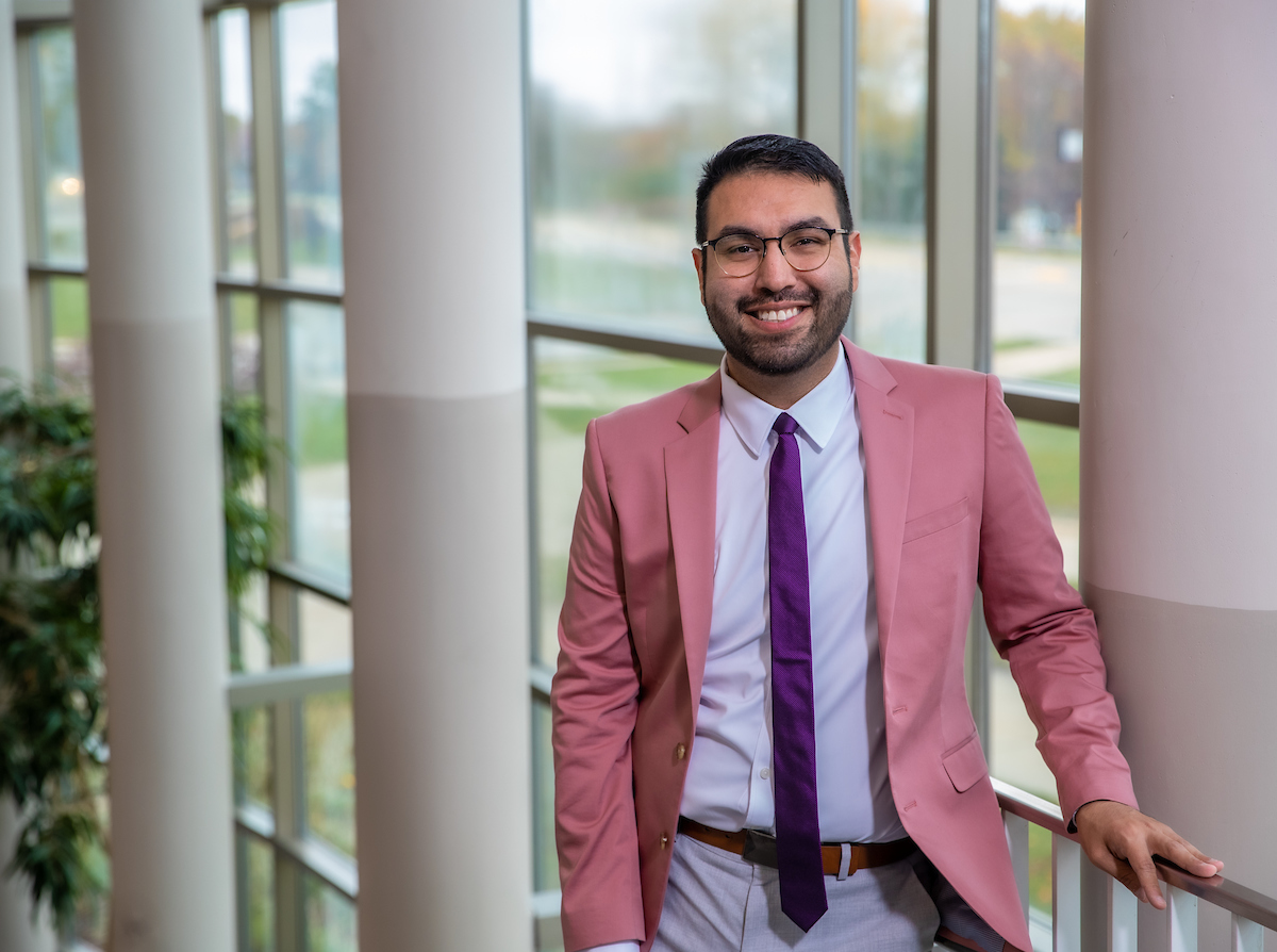 En la imagen arriba es estudiante de primera generación, Jesús Lizarraga-
Estrada, quien es el Director de Éxito y Retención Estudiantil.
Pictured above is first-generation college student, Jesús Lizarraga-Estrada, who is the Director of Student Success and Retention.