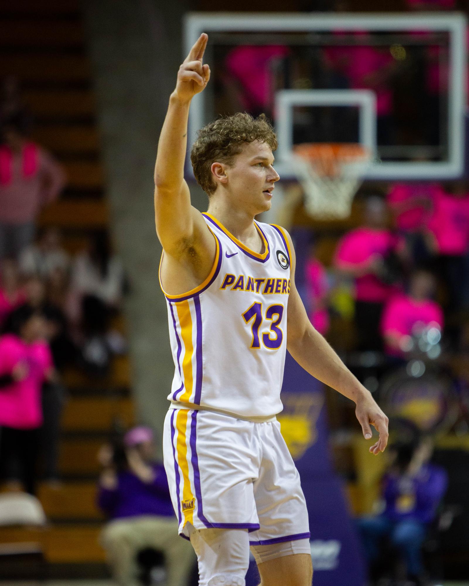 PHOTO+SLIDESHOW%3A+Mens+basketball+takes+the+win+against+Evansville