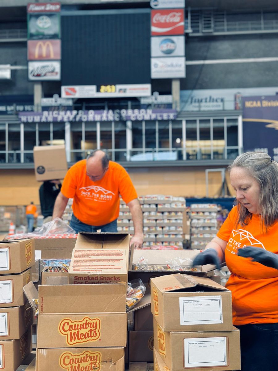 Los voluntarios a lo largo del Cedar Valley fueron valientes durante el clima frío para ayudar el Northeast Iowa Food
Bank a empacar bolsas para los niños que sufren de inseguridad alimentaria.
