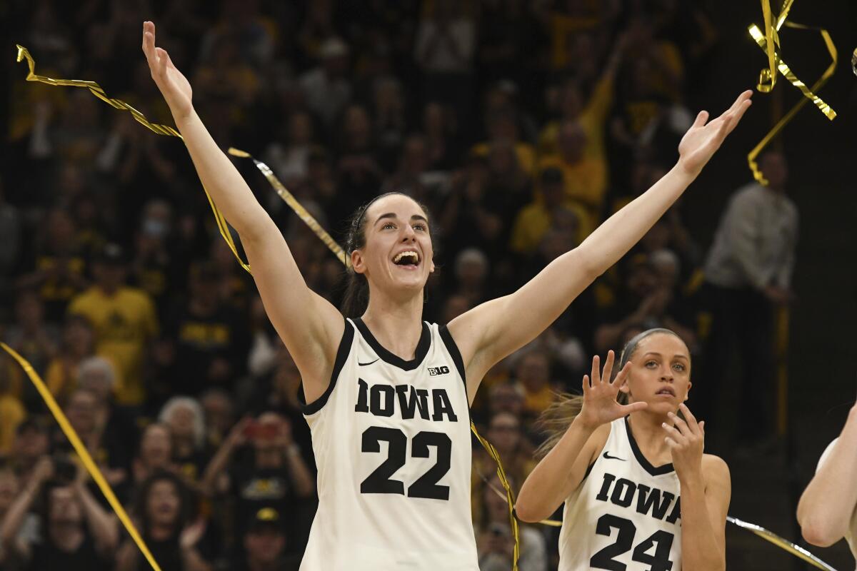 Caitlin+Clark+celebrates+as+she+becomes+the+leading+scorer+in+NCAA+history.