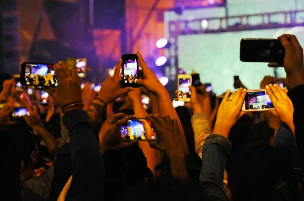 Opinion columnist Kellie Stiles discusses the recent death of live concerts, attributed heavily to the use of cellphones and social media.