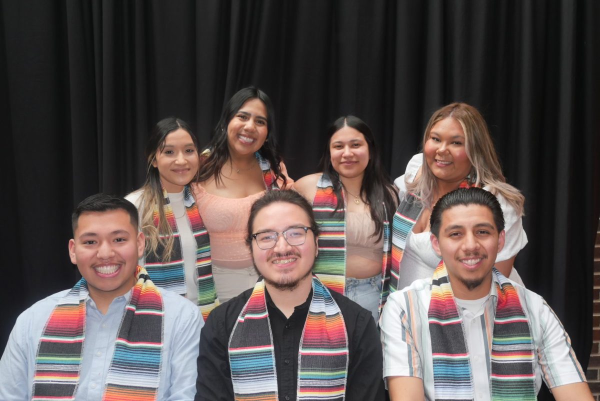 Arriba está la clase de 2024 de graduados de UNIdos. En la fila de atrás, izquierda hasta la derecha: Esmeralda Luna, Yeili Aleman, Mireya Patino, Brenda Hernandez Garcia. En la fila de frente, izquierda hasta la derecha: Juan Daniel Lopez, Iverson Aragon, Pablo Cuevas Montes. Los que no están en la foto: Karina Ortiz y Vanessa Pogyo.